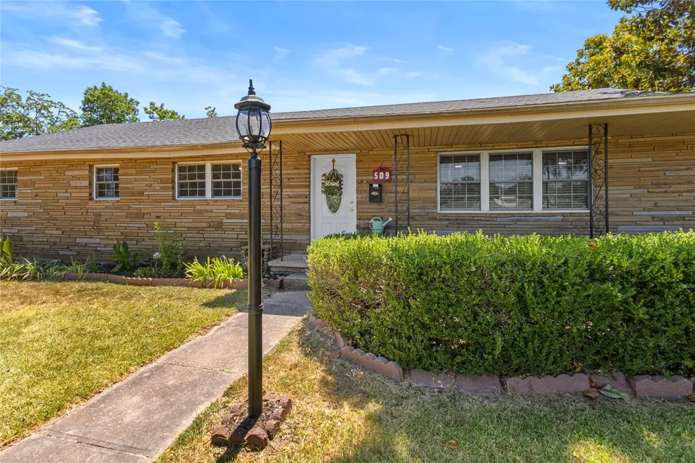 509 Sunset Strip Eufaula, OK 74432