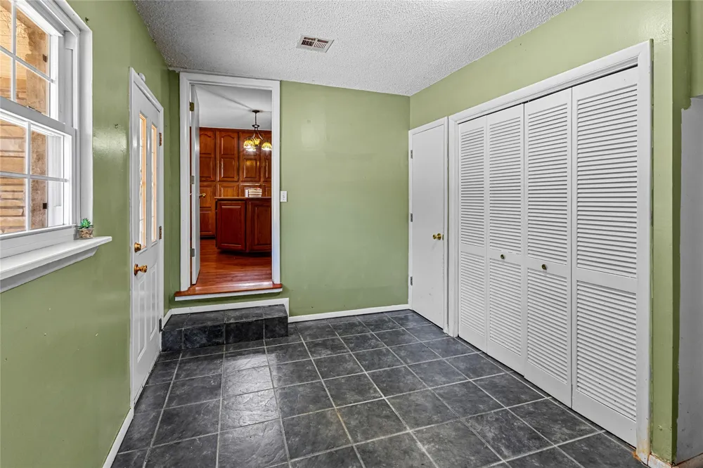 509 Sunset Strip Eufaula, OK 74432