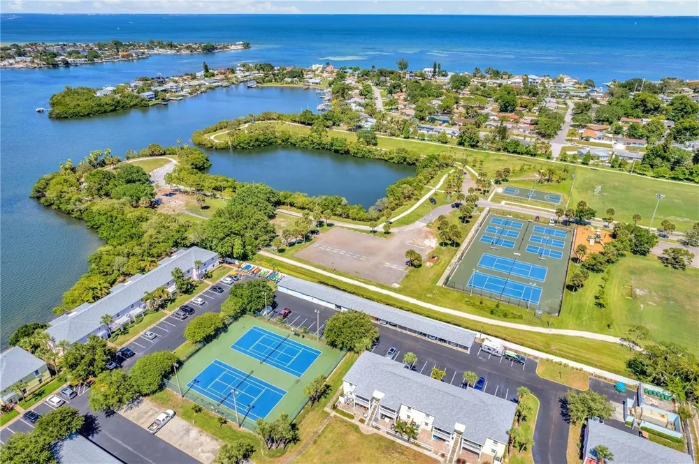 118 POMPANO DRIVE SE #B St Petersburg, FL 33705