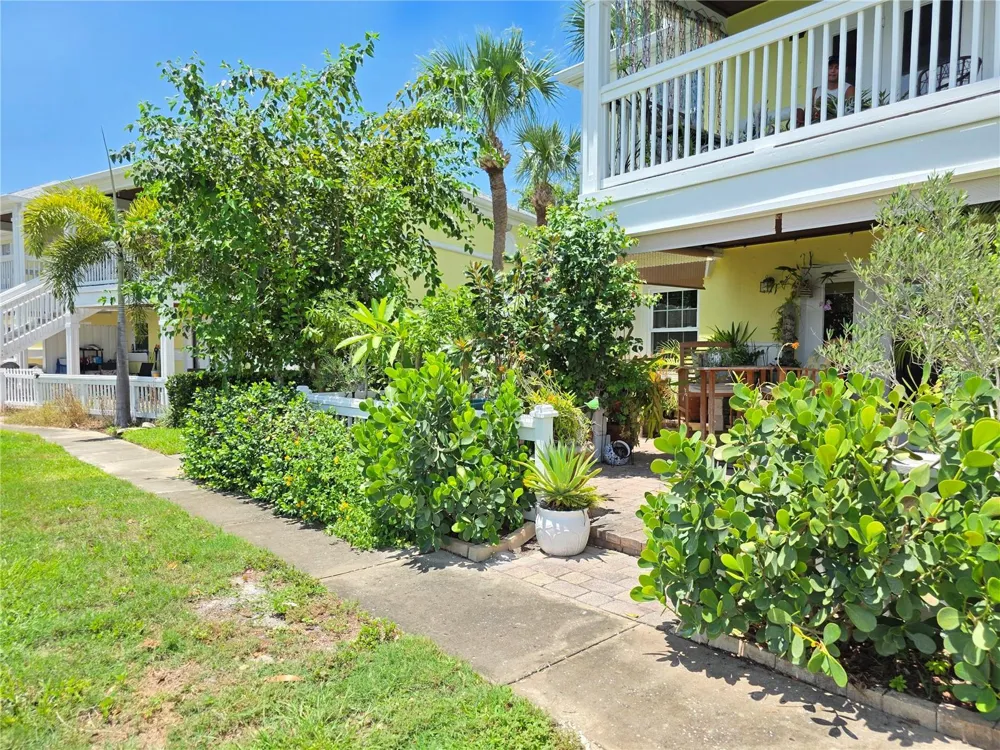 118 POMPANO DRIVE SE #B St Petersburg, FL 33705