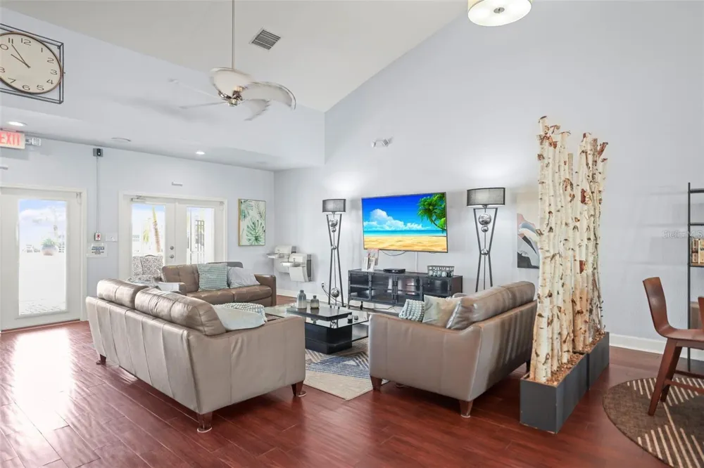 118 POMPANO DRIVE SE #B St Petersburg, FL 33705