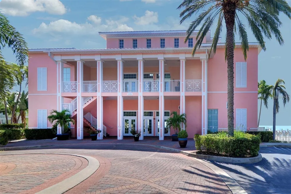 118 POMPANO DRIVE SE #B St Petersburg, FL 33705