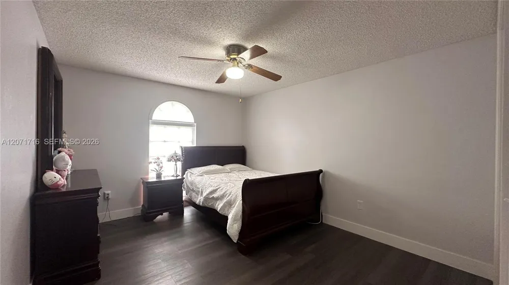18921 W Oakmont Dr Hialeah, FL 33015