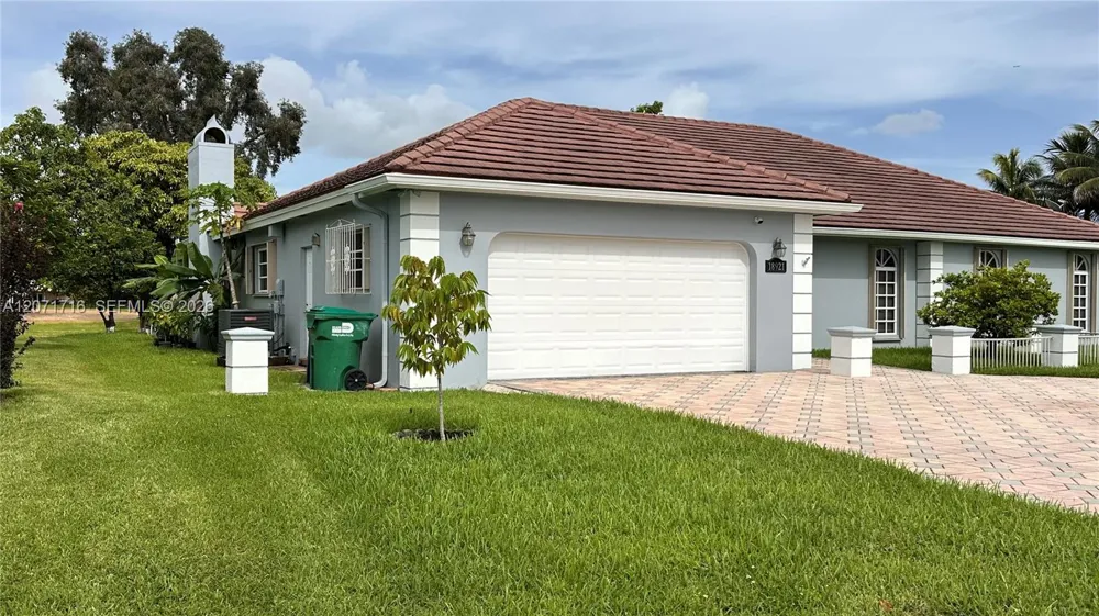 18921 W Oakmont Dr Hialeah, FL 33015
