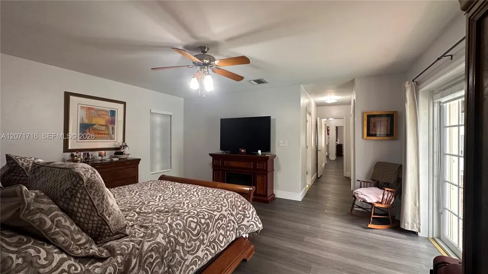 18921 W Oakmont Dr Hialeah, FL 33015