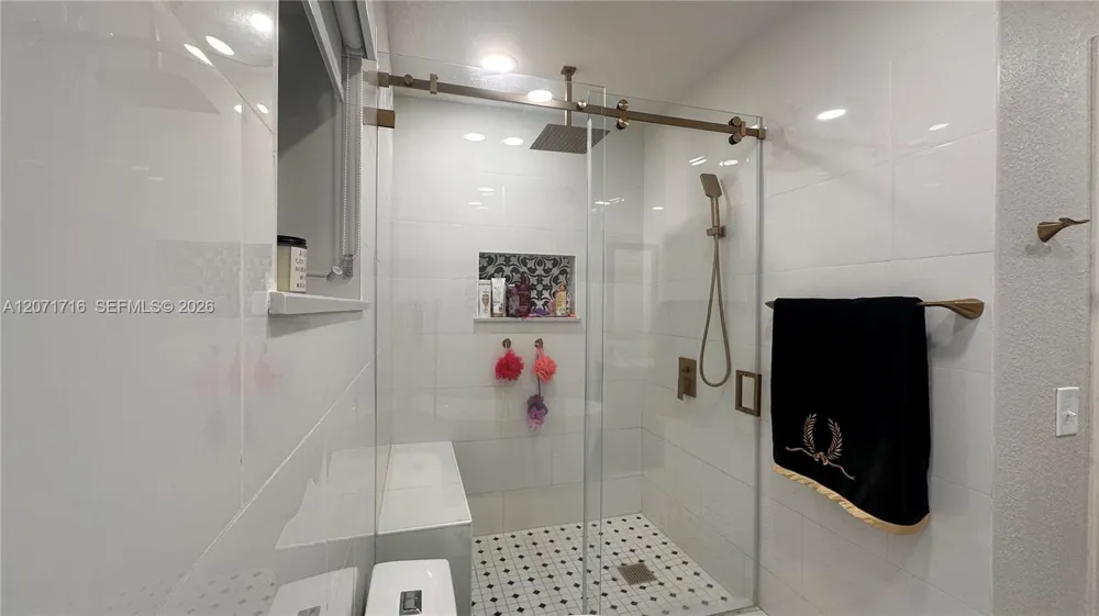 18921 W Oakmont Dr Hialeah, FL 33015