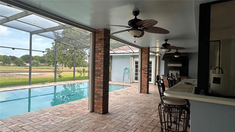 18921 W Oakmont Dr Hialeah, FL 33015