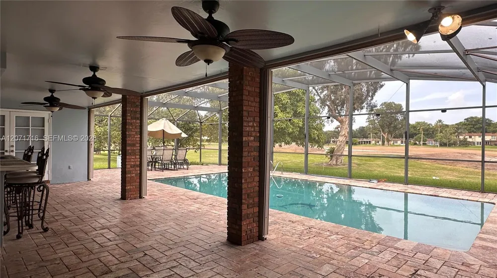 18921 W Oakmont Dr Hialeah, FL 33015