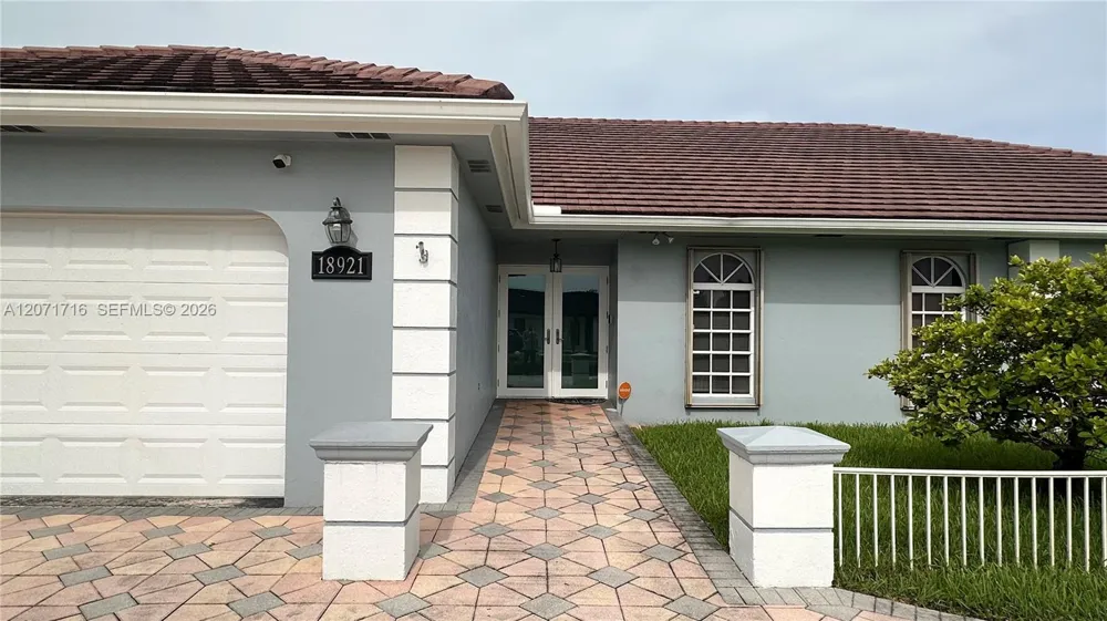 18921 W Oakmont Dr Hialeah, FL 33015