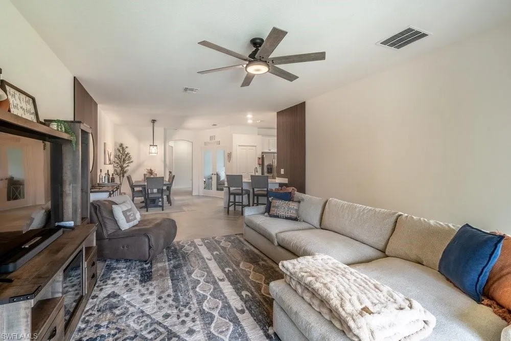 2645 Vine Avenue Naples, FL 34120