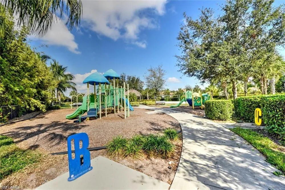 2645 Vine Avenue Naples, FL 34120