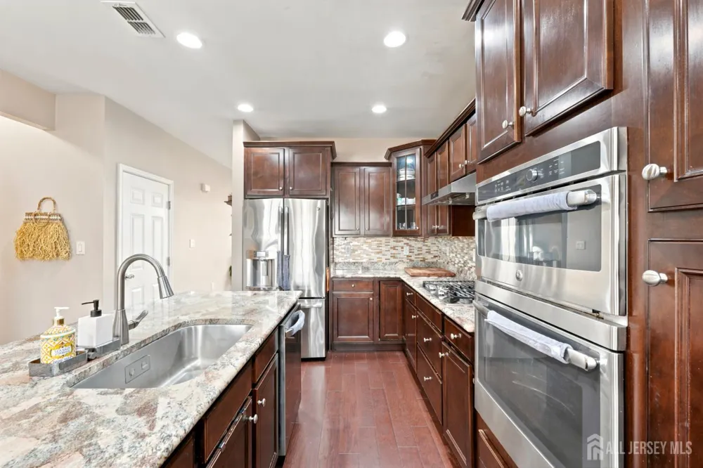 23 Morris Lane Cranbury, NJ 08512