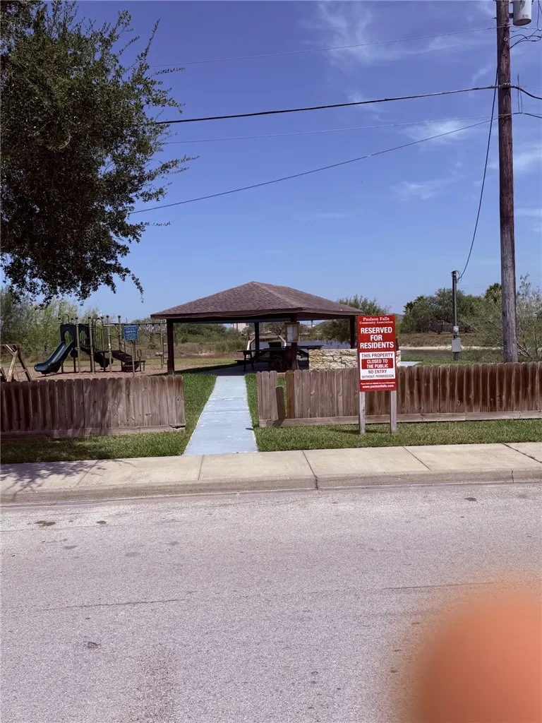 1600 Brook LN Kingsville, TX 78363