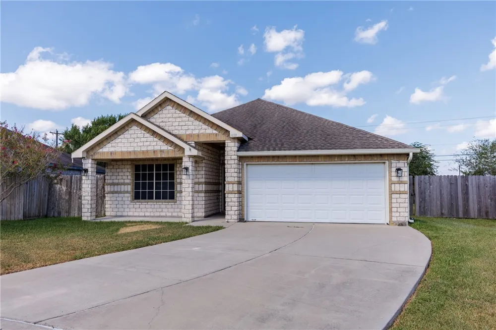 1600 Brook LN Kingsville, TX 78363