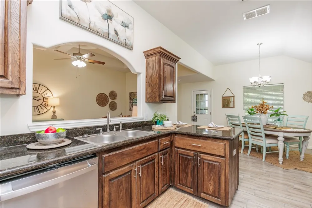 1600 Brook LN Kingsville, TX 78363
