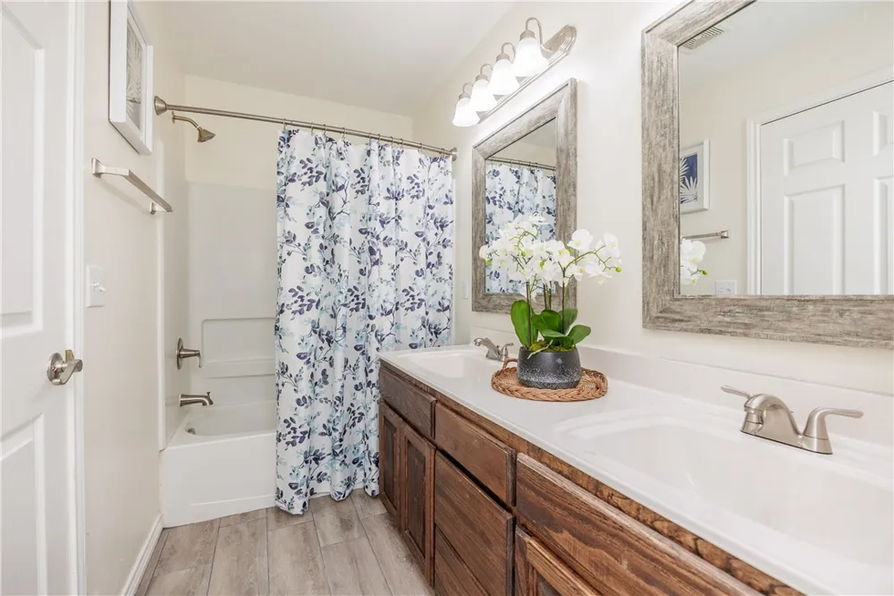 1600 Brook LN Kingsville, TX 78363