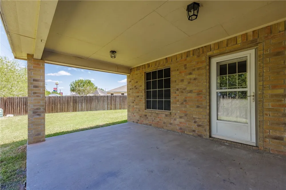 1600 Brook LN Kingsville, TX 78363