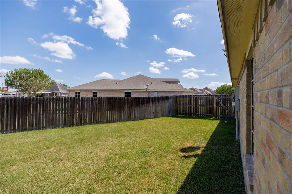 1600 Brook LN Kingsville, TX 78363