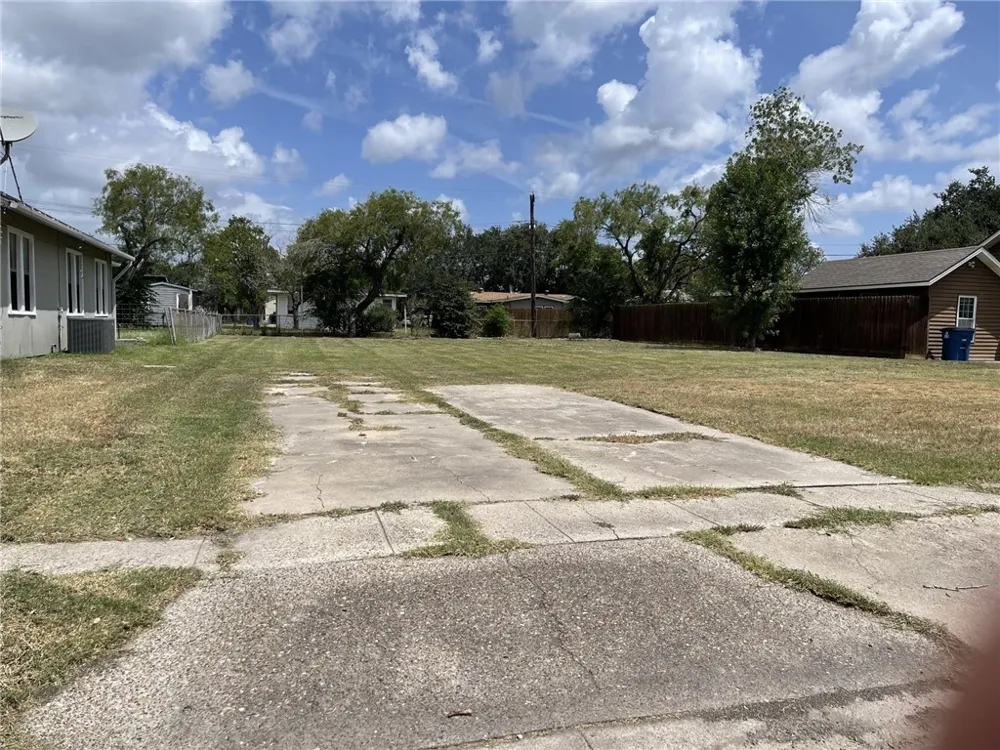 917 E Main Street Sinton, TX 78387