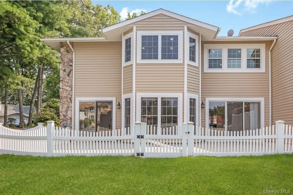 103 Colony Drive Holbrook, NY 11741