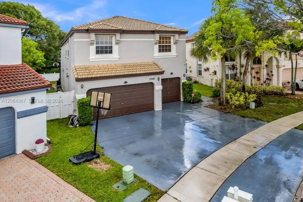 15887 NW 11th St Pembroke Pines, FL 33028
