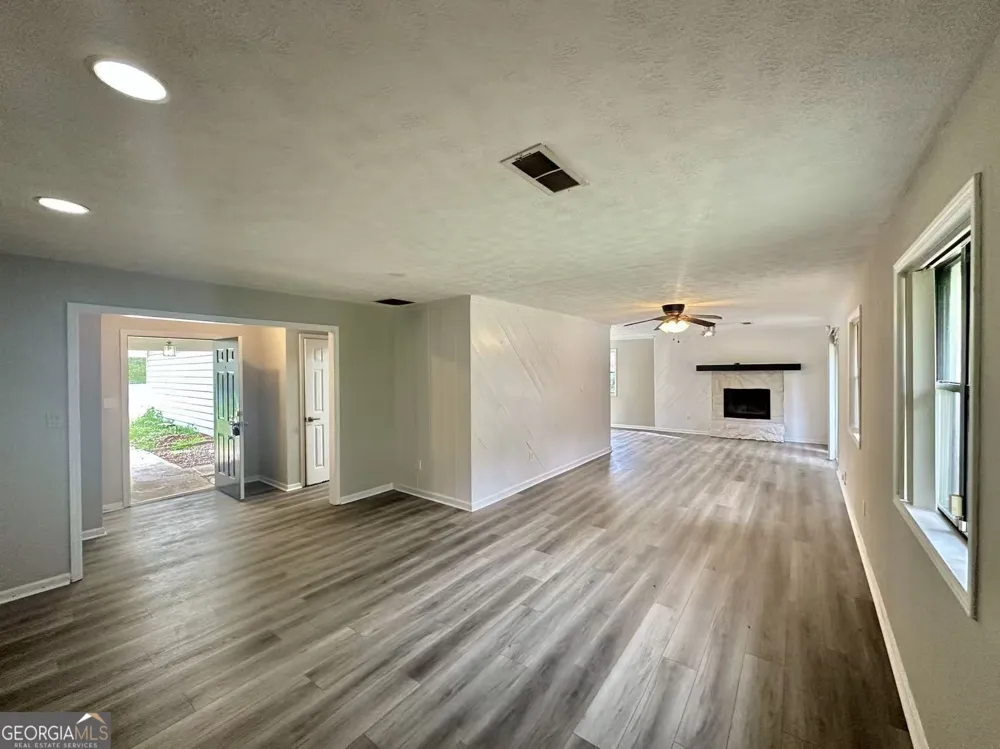100 Lakeview LN Fayetteville, GA 30214