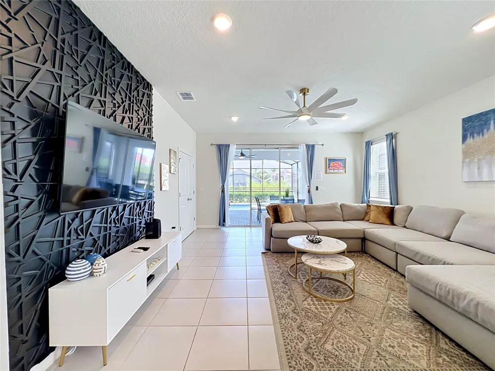 4033 LANA AVENUE Davenport, FL 33897