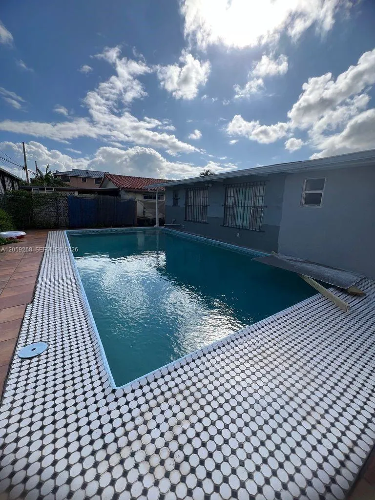 1999 NW 2nd St #2 Miami, FL 33125