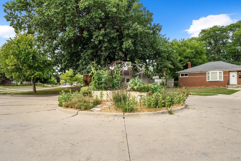 29941 Leona Court Garden City, MI 48135