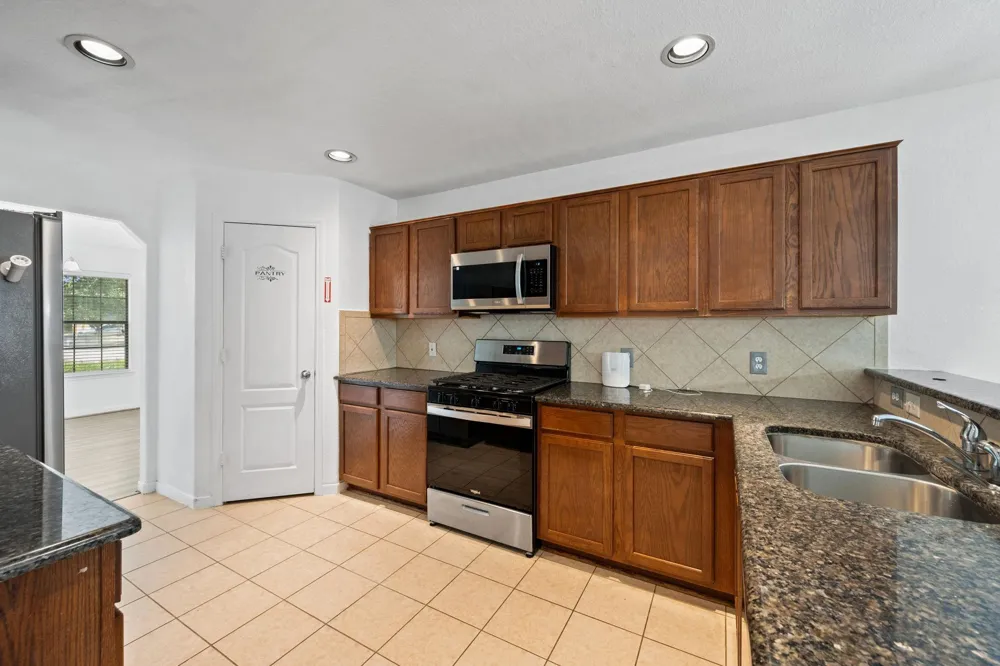 4614 Pin Oak Kingwood, TX 77345