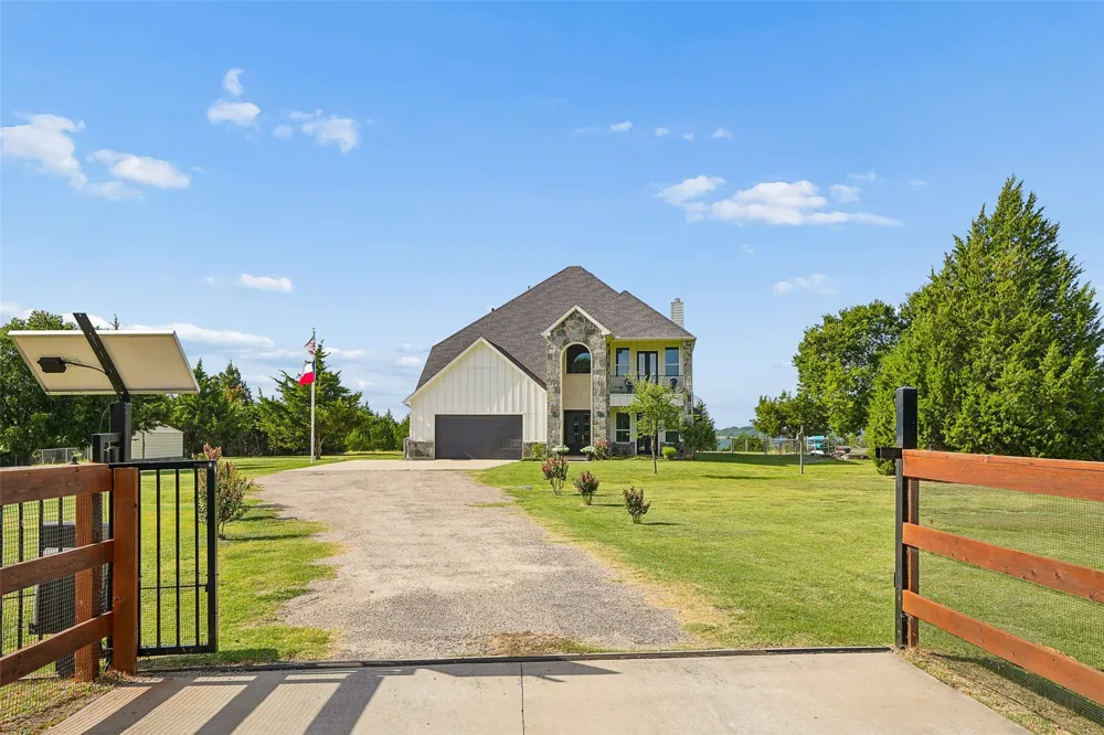 8032 County Road 436 Princeton, TX 75407