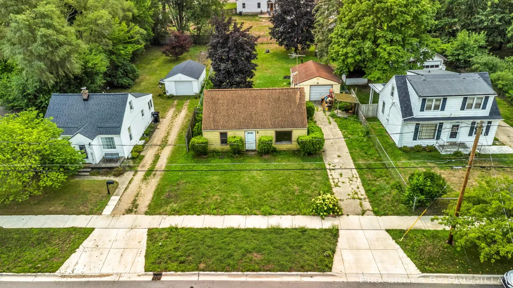 348 Ridgewood Street SE Kentwood City, MI 49548
