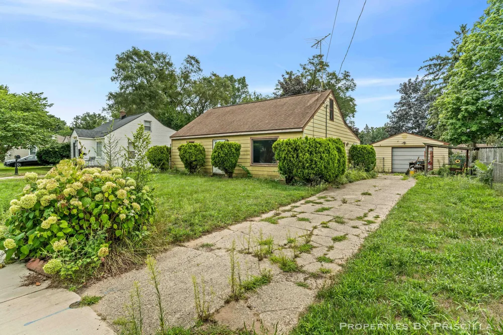348 Ridgewood Street SE Kentwood City, MI 49548