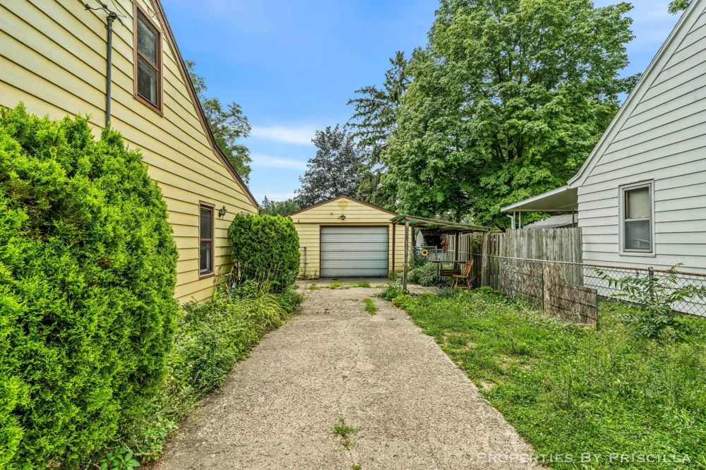 348 Ridgewood Street SE Kentwood City, MI 49548