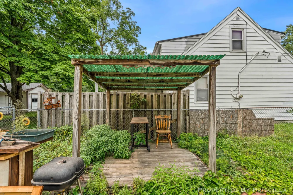 348 Ridgewood Street SE Kentwood City, MI 49548