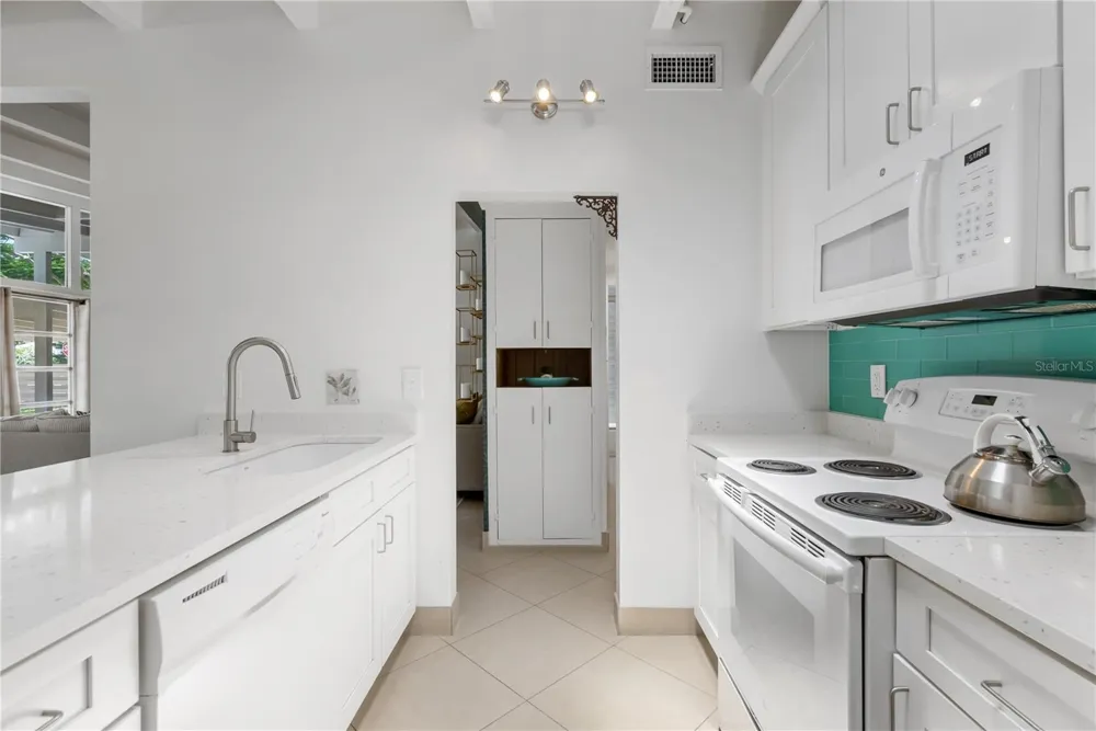 2005 TETLOW PLACE Sarasota, FL 34239