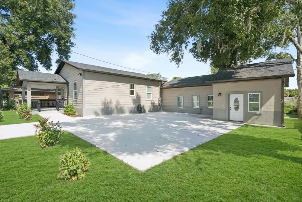 207 AVENUE E SE Winter Haven, FL 33880
