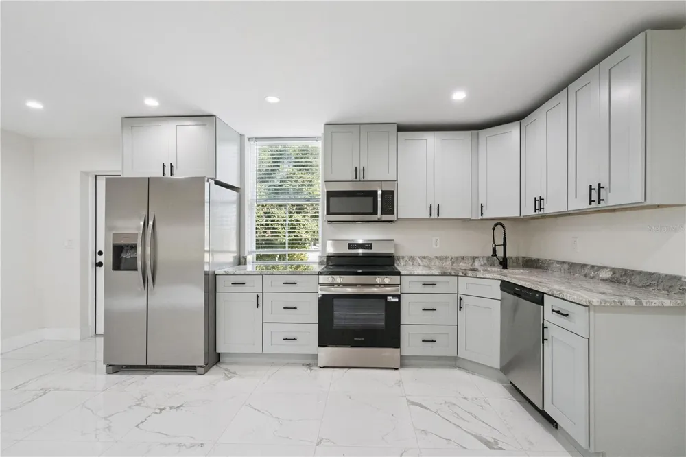 207 AVENUE E SE Winter Haven, FL 33880