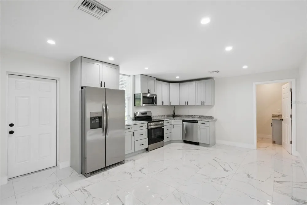 207 AVENUE E SE Winter Haven, FL 33880