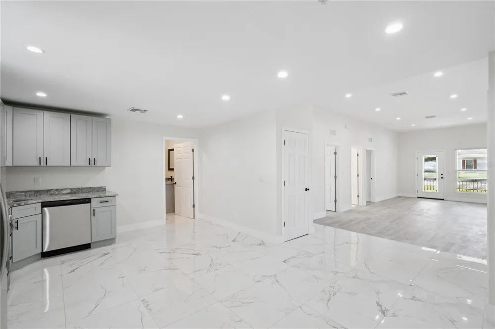 207 AVENUE E SE Winter Haven, FL 33880