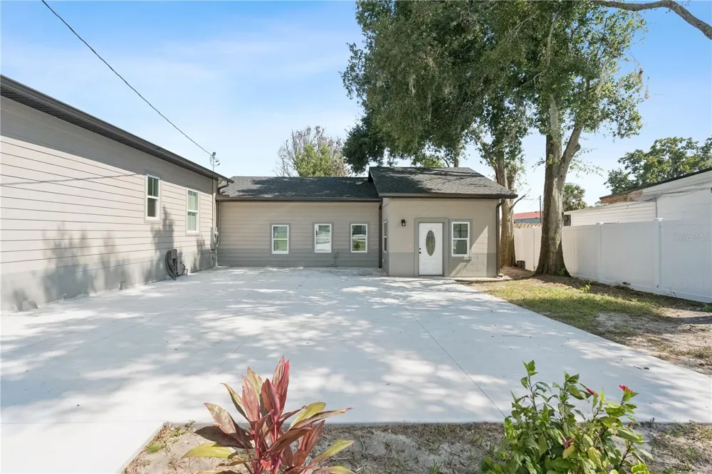 207 AVENUE E SE Winter Haven, FL 33880