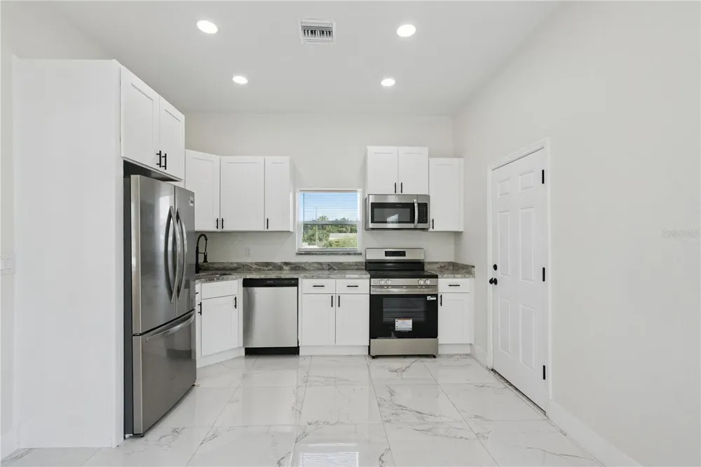 207 AVENUE E SE Winter Haven, FL 33880