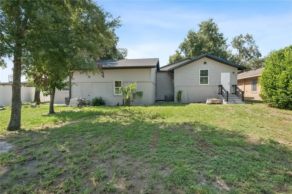 207 AVENUE E SE Winter Haven, FL 33880