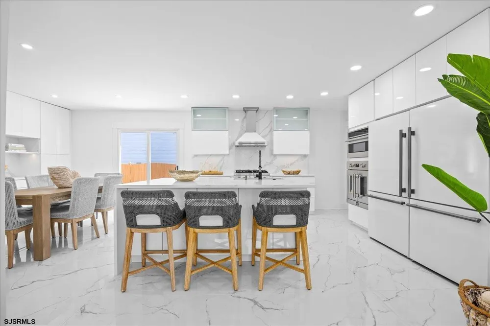 811 N Burghley Ave Ventnor, NJ 08406
