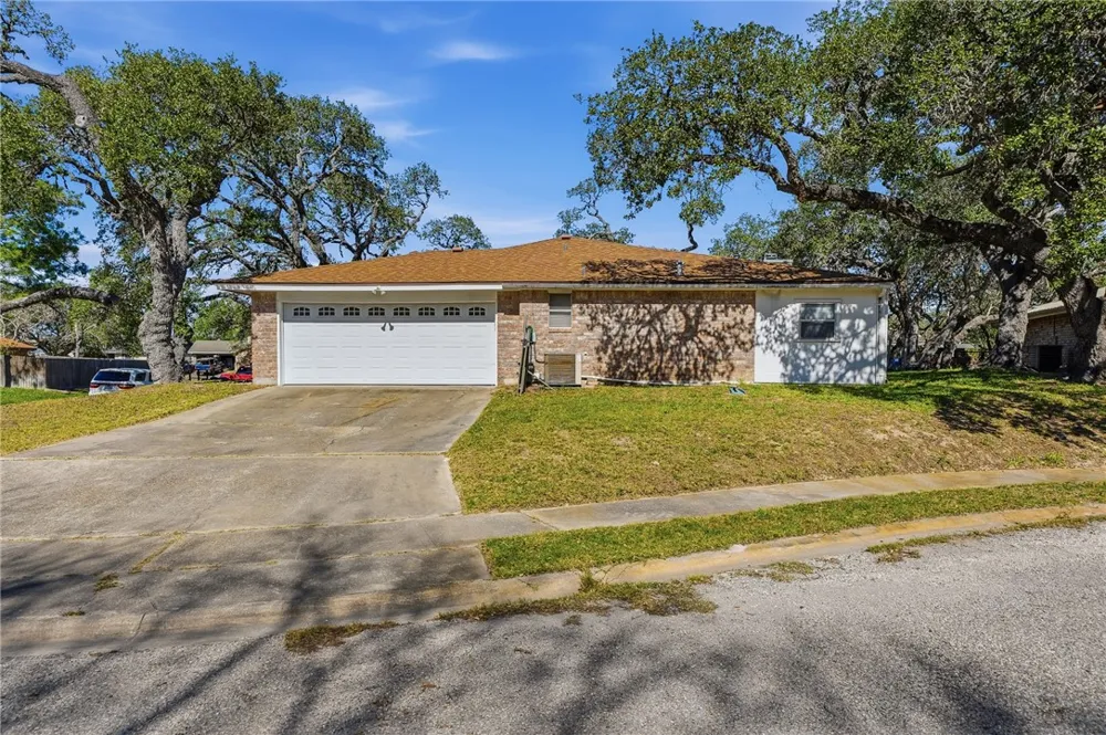 2486 Oak Park Ingleside, TX 78362