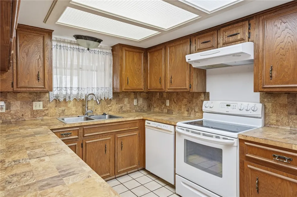 2486 Oak Park Ingleside, TX 78362