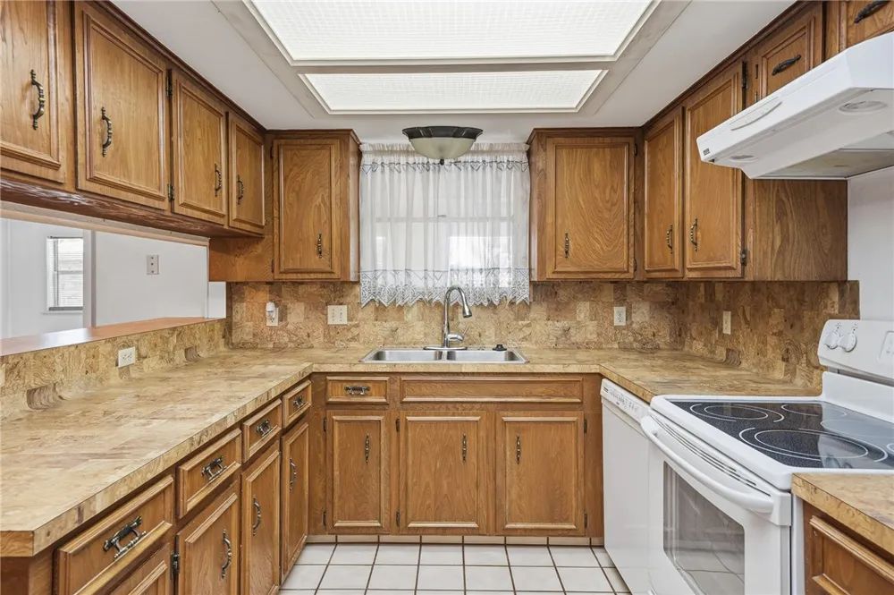 2486 Oak Park Ingleside, TX 78362