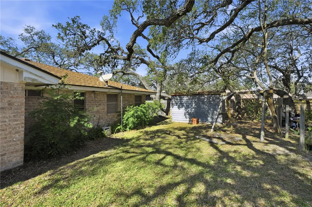 2486 Oak Park Ingleside, TX 78362