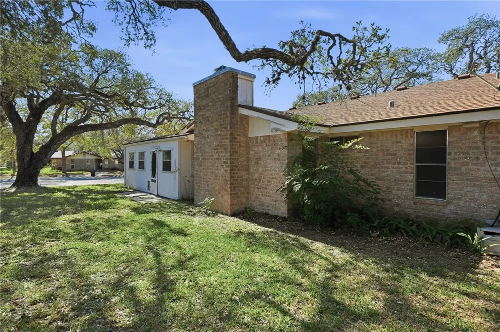 2486 Oak Park Ingleside, TX 78362