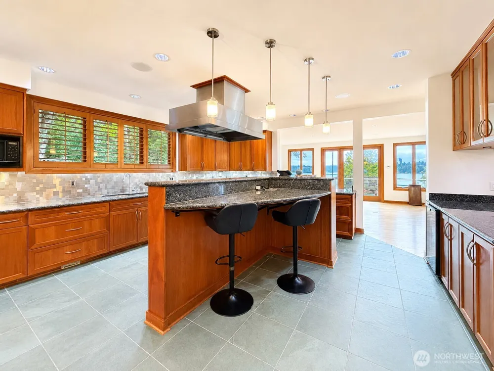 7275 Mercer Way Mercer Island, WA 98040